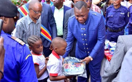 Kinshasa : Jules Alingete apporte un bon stock de fournitures scolaires aux élèves de l'école MAI-NDOMBE à Matete