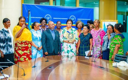 Kinshasa: La Ministre Acacia Bandubola reçoit un prix honorifique de la Solidarité des femmes des terres