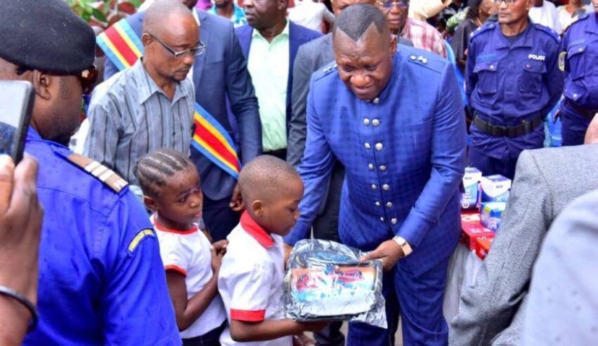 Kinshasa : Jules Alingete apporte un bon stock de fournitures scolaires aux élèves de l'école MAI-NDOMBE à Matete