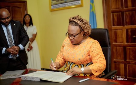 Signature du contrat pour l'octroi des véhicules aux professeurs: La Ministre Marie-Thérèse Sombo vide les revendications