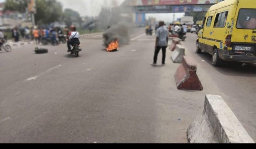 Manifestation à Kinshasa : Les militants de l'UDPS barricadent la route pour protester contre l'agression rwandaise