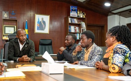 Patrick Muyaya échange avec une délégation citoyenne sur la lutte contre la désinformation et le soutien aux médias locaux