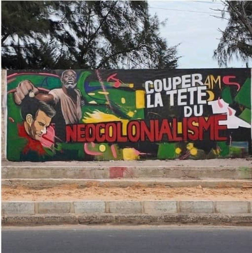 Sénégal : un graffiti choc contre le néocolonialisme