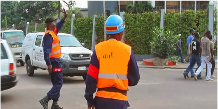 Kinshasa en deuil : un policier de la circulation routière retrouvé mort, la justice saisie