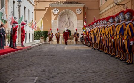 Vatican : en silence, la Garde suisse incarne la fidélité dans l’attente du nouveau pape