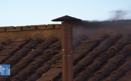 Fumée noire au Vatican : le conclave s’ouvre sans consensus sur le successeur de François