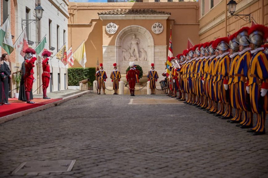 Vatican : en silence, la Garde suisse incarne la fidélité dans l’attente du nouveau pape