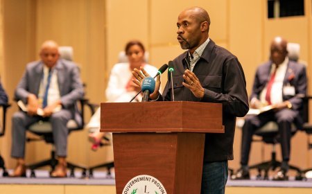 « La Communication, clé de voûte stratégique pour les provinces congolaises »: Patrick Muyaya aux Gouverneurs