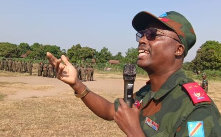 Kikwit : Le Général-Major Padiri Muhizi Jonas Réaffirme l'Exigence de Discipline Militaire et Présente la Nouvelle Cheffe d'État-Major