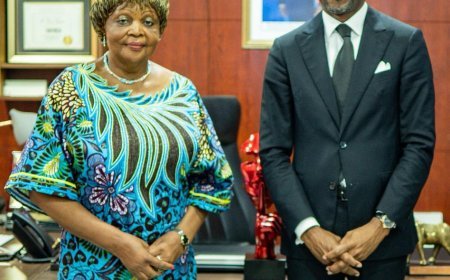 Patrick Muyaya honore Pauline Kabangu, première femme journaliste congolaise