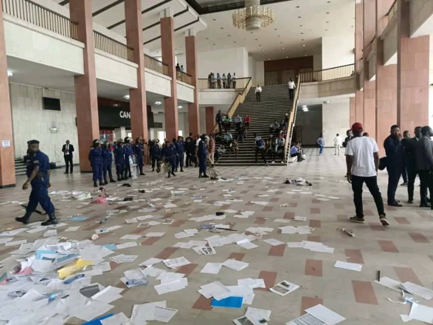 RDC : Des agents administratifs perturbent la plénière à l’Assemblée nationale pour réclamer une revalorisation salariale