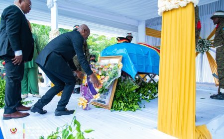 RDC : Le ministre de la Défense Guy Kabombo honore les loyaux services du feu Général Mwaku Mbuluku