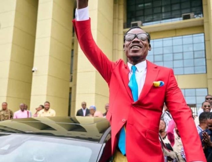 RDC : Le ministre Didier Budimbu honore le supporter « Lumumba Vea » par un don de véhicule