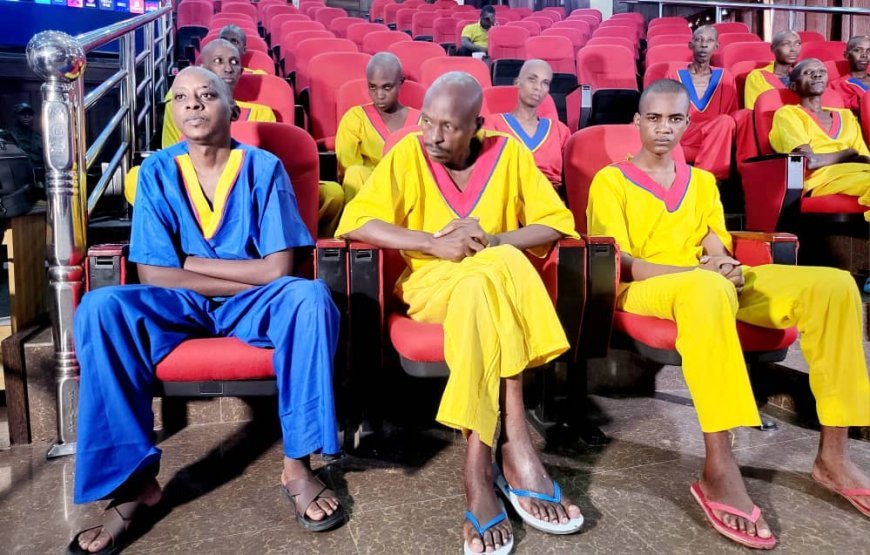 RDC : L’Armée congolaise présente sept militaires rwandais et huit civils capturés dans l’Est du pays