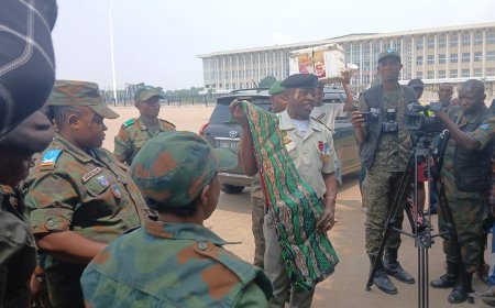 Kinshasa:  Un officier des FARDC vient en aide aux personnes malvoyantes