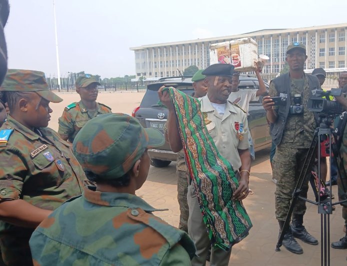 Kinshasa:  Un officier des FARDC vient en aide aux personnes malvoyantes