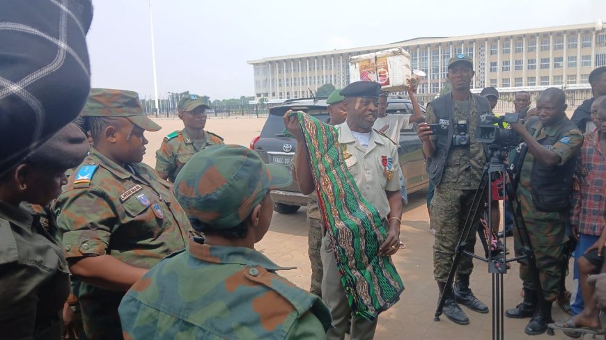 Kinshasa:  Un officier des FARDC vient en aide aux personnes malvoyantes