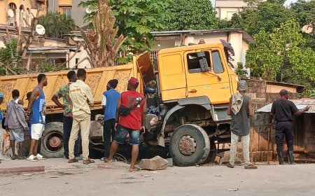 Ngaliema : une femme mortellement percutée par un camion de sable
