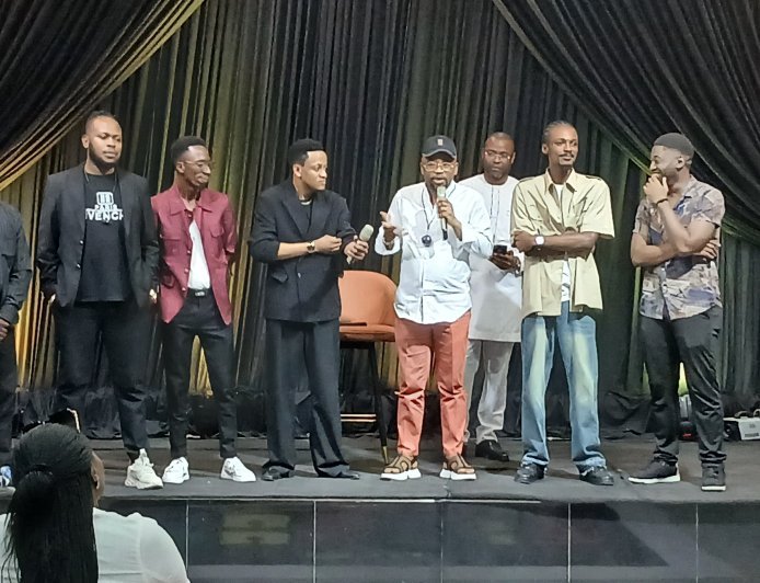 « Qui Rit Guérit »: Une soirée de thérapie par le rire