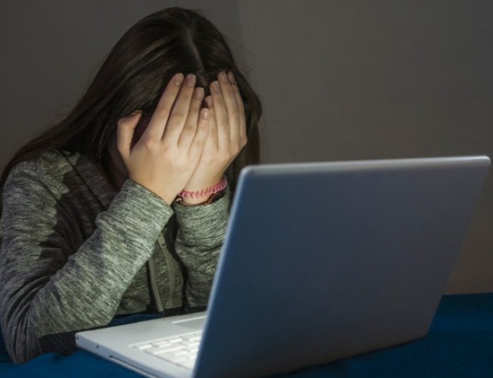 Kinshasa : la montée inquiétante des réseaux de chantage numérique visant les jeunes femmes