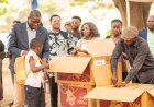RDC : Les Amis de Patrick Muyaya offrent 1.000 kits scolaires aux élèves de 25 écoles de la FUNA