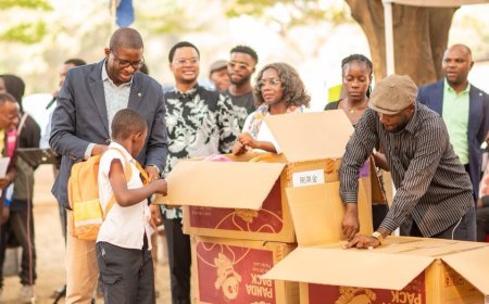 RDC : Les Amis de Patrick Muyaya offrent 1.000 kits scolaires aux élèves de 25 écoles de la FUNA