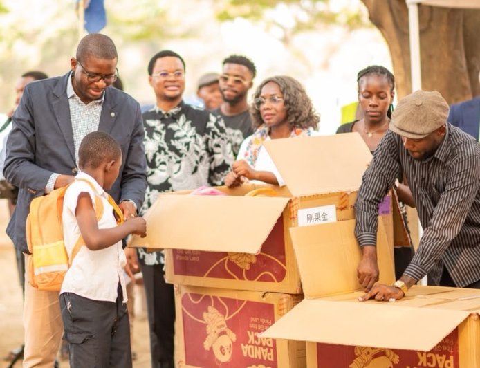 RDC : Les Amis de Patrick Muyaya offrent 1.000 kits scolaires aux élèves de 25 écoles de la FUNA