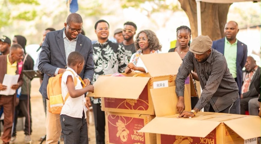 RDC : Les Amis de Patrick Muyaya offrent 1.000 kits scolaires aux élèves de 25 écoles de la FUNA