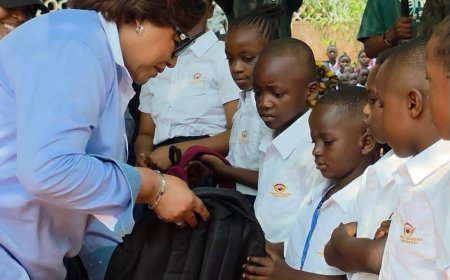 Mbuji-Mayi : Denise Nyakeru Tshisekedi offre des kits scolaires à 4 000 élèves pour la rentrée