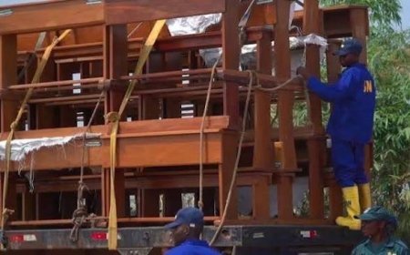 Éducation à Kinshasa : le Service national dote deux écoles publiques de 600 bancs pupitres