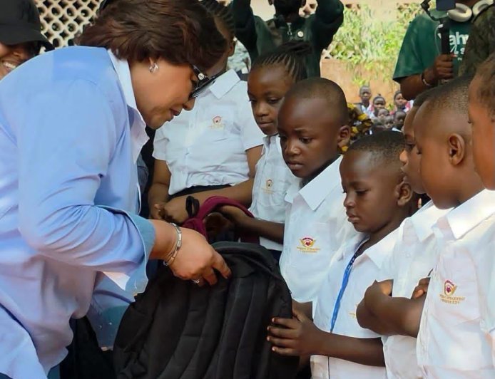 Mbuji-Mayi : Denise Nyakeru Tshisekedi offre des kits scolaires à 4 000 élèves pour la rentrée