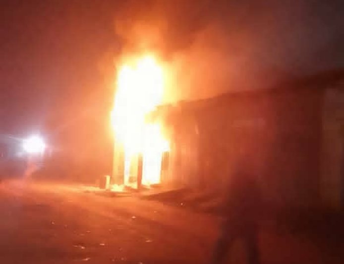 RDC – Beni : Un incendie ravage un parking et touche les installations de la RTKA dans la commune de Beu