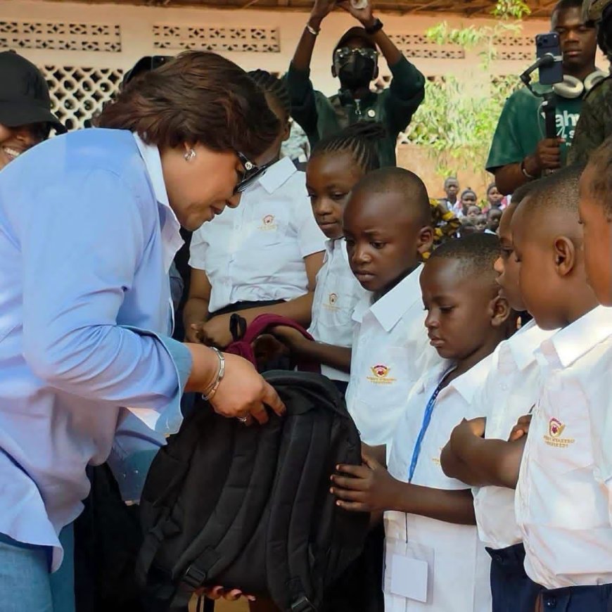 Mbuji-Mayi : Denise Nyakeru Tshisekedi offre des kits scolaires à 4 000 élèves pour la rentrée