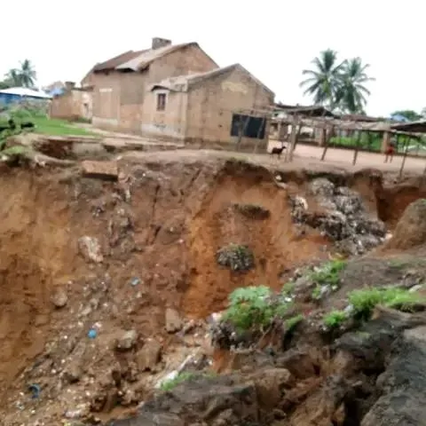 Kasaï : La progression du ravin de SOKAJIK menace d'engloutir l'institut de Tshikapa