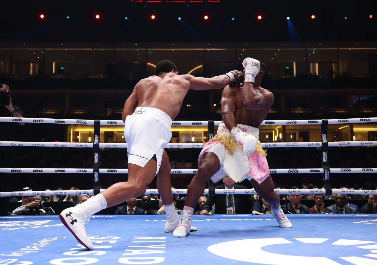 Triomphe Technique : Anthony Joshua éclipse Francis Ngannou avec un KO spectaculaire