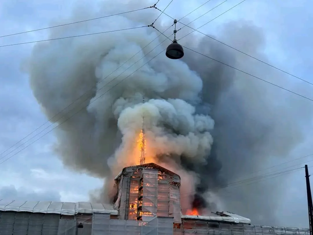 Danemark : L'ancienne Bourse de Copenhague, un monument historique, ravagée par les flammes