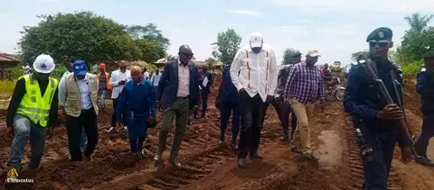 Kasaï : Le Gouverneur et le Président de l'Assemblée provinciale inspectent les travaux de la route Tshikapa-Kandjanji exécutés par la société Toha