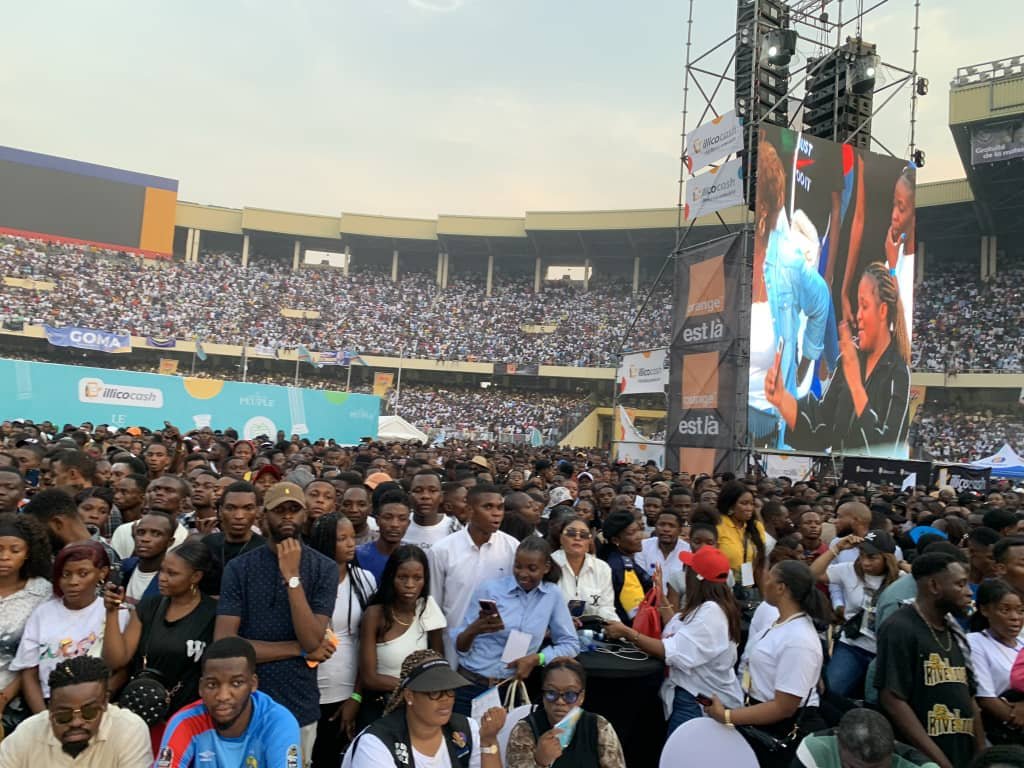 Un concert historique : Moïse Mbiye captive plus de 100 000 fans au Stade des Martyrs