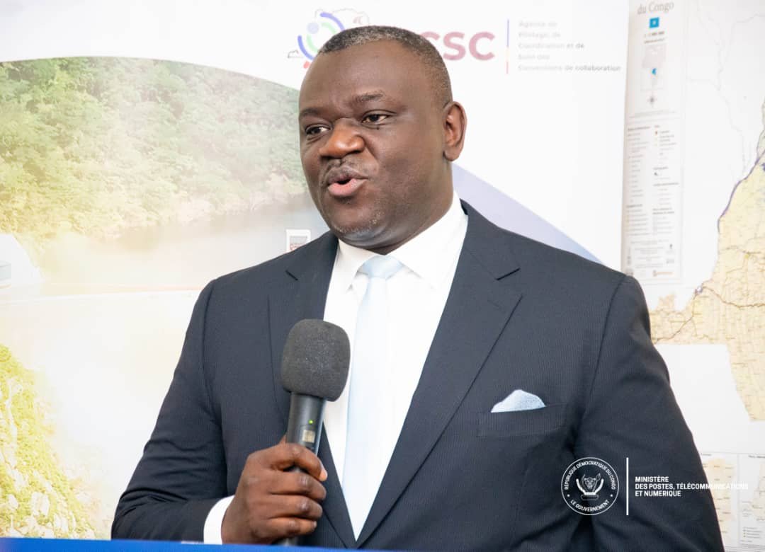 Mise en place des fourreaux et de fibre optique sur les tracés des routes en RDC:  Augustin Kibassa préside la cérémonie de signature du protocole d'accord entre l'APCSC et la SOCOF