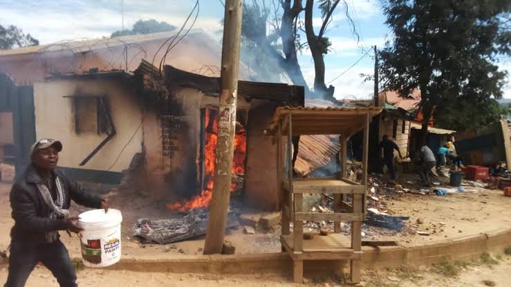 Spoliation du site abritant le bureau administratif du quartier Ngoy à Bunia: La population en colère, vandalise et incendie le meuble entier